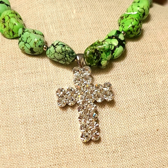 Statement green stone & cross necklace - Picture 5 of 5